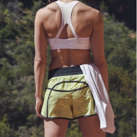 Lululemon Tracker Short III 4-way Stretch Dottie Dash Clarity Yellow Black - Picture 1 of 6